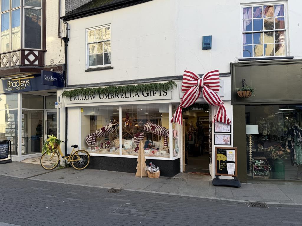 Lot: 55 - COMMERCIAL INVESTMENT COMPRISING TWO PROMINENT TOWN CENTRE UNITS - 7 Bank Street